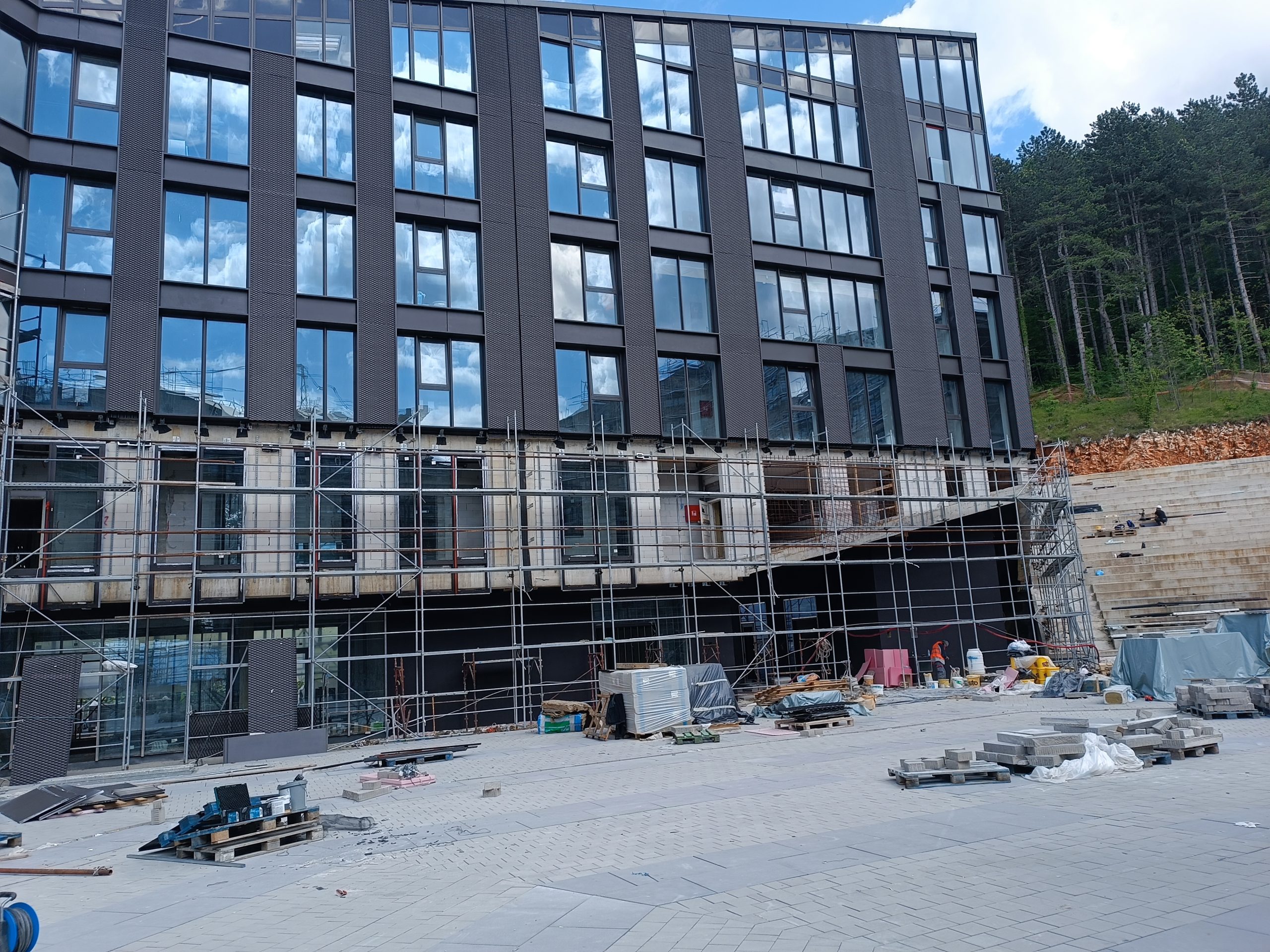 Izvedena montaža skele na većem građevinskom projektu