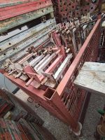 Detalj crvenih panela metalne zidne oplate Faresin